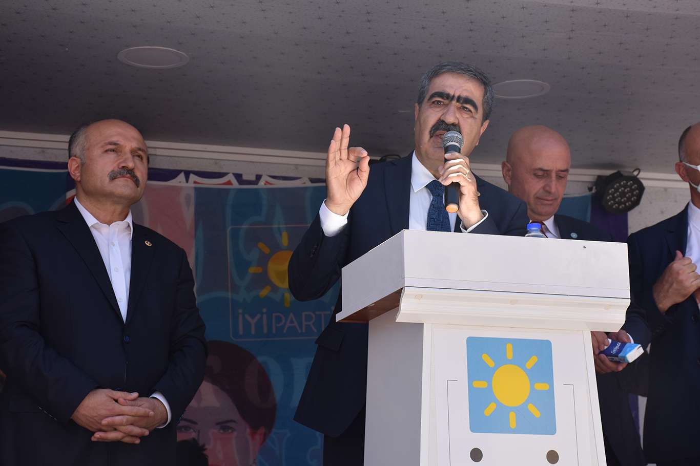 İYİ Parti heyeti "Bitlis Dere Üstü Islah Projesi" için basın açıklaması düzenledi İYİ Parti heyeti "Bitlis Dere Üstü Islah Projesi" için basın açıklaması düzenledi